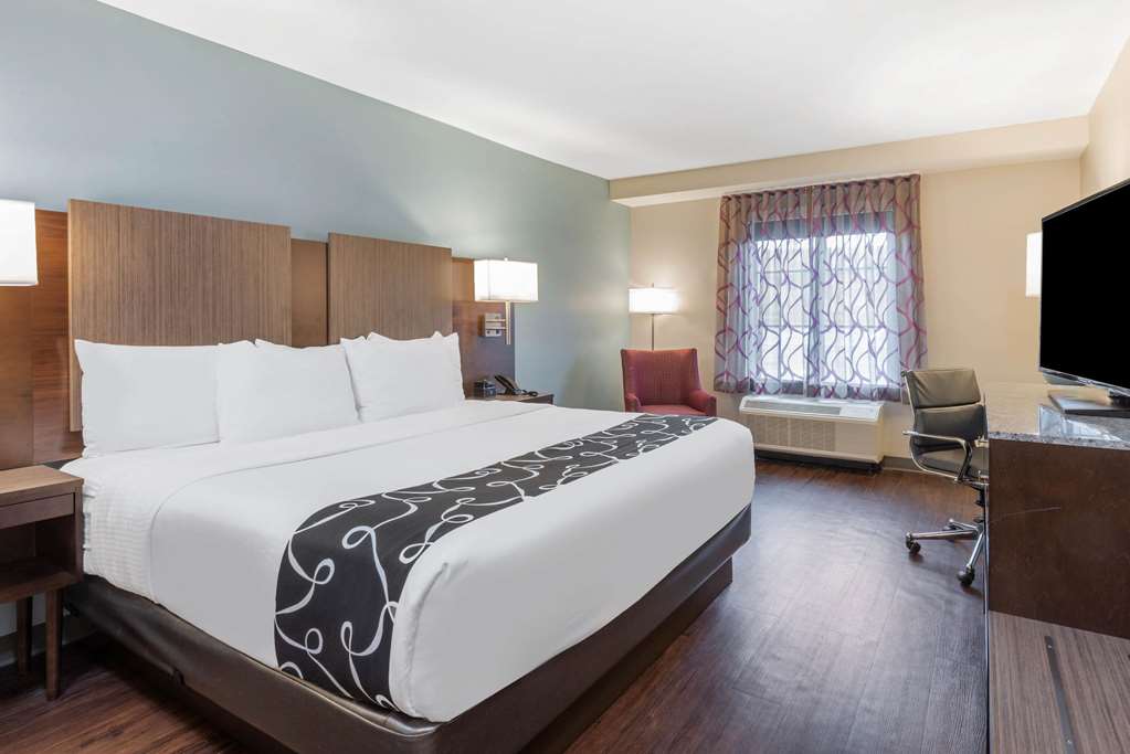La Quinta Inn & Suites by Wyndham Aberdeen APG - photo 13