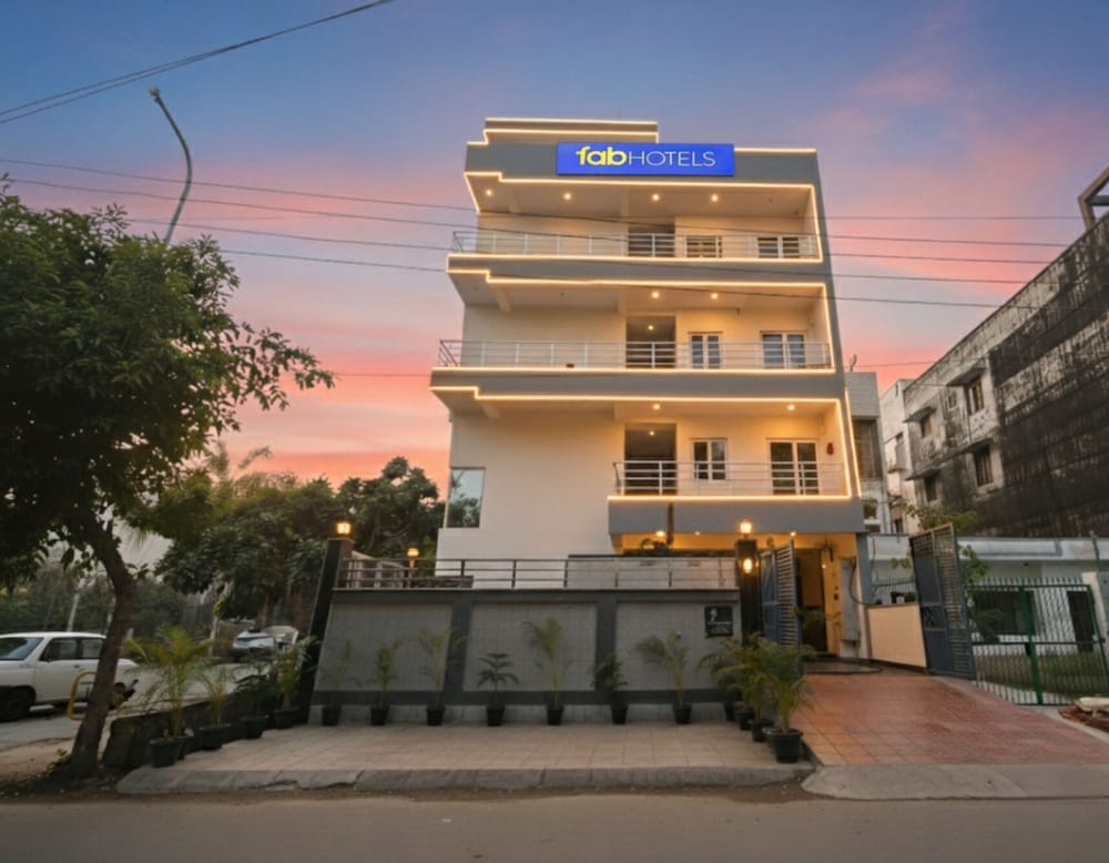 Fabhotel Palm Paradise - last minute hotel in Noida