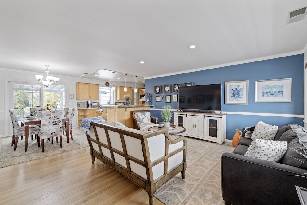Endless Garden Beach Cottage — 4-Star Luxury Hotel in Oceanside, United States