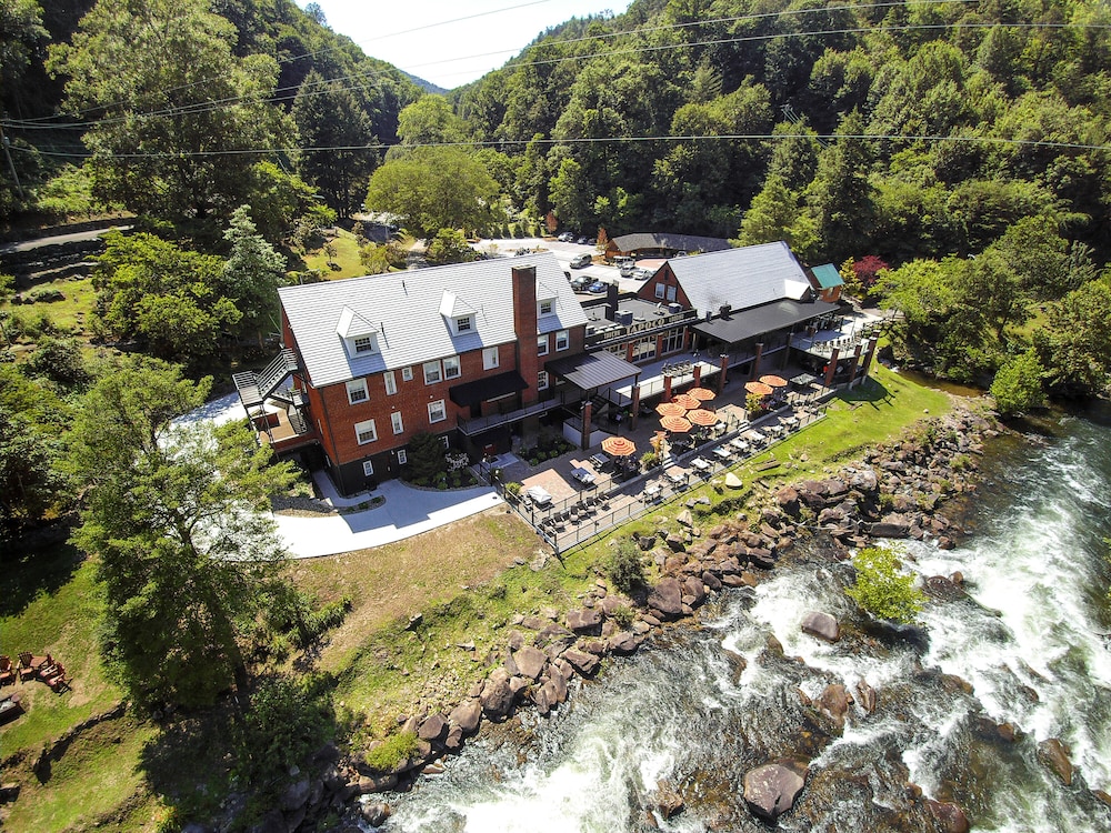 Historic Tapoco Lodge Resort - carbon neutral hotel in Robbinsville
