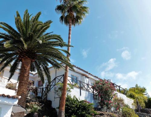 ZenRepublic your private villa with outdoor jacuzzi & pool with stunning ocean views — 4-Star Luxury Hotel in Sauzal, Spain