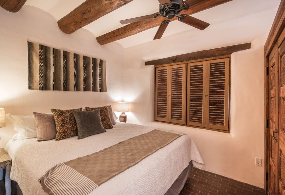Buena Suerte Quintessential Eastside Pied a terre Fabulous Views and Patios Kiva Fireplace Walk to Canyon Rd. and the Plaza - photo 6