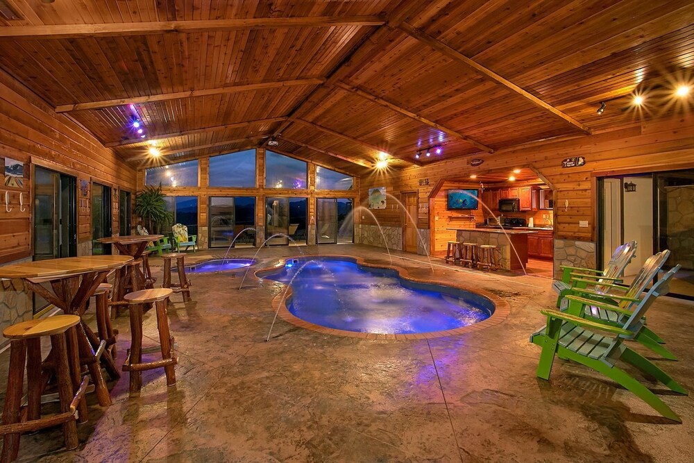 POOL Basketball 6 bdrm Theater Grounds — 4-Star Luxury Hotel in Gatlinburg, United States