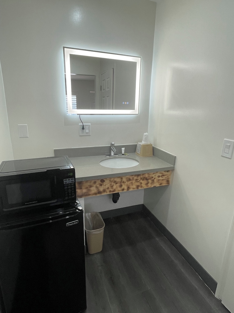Newport Bay Inn - photo 16