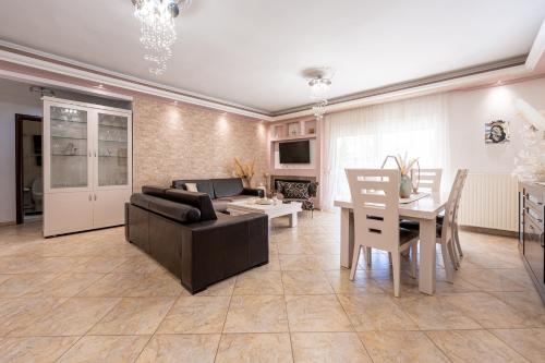 M&S Luxury Home — 4-Star Luxury Hotel in Nea Moudhania, Greece