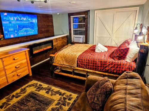 Private Cabin Breakfast Double Tub 75in TV SUP Washer Dryer BBQ — 4-Star Luxury Hotel in West Point, United States