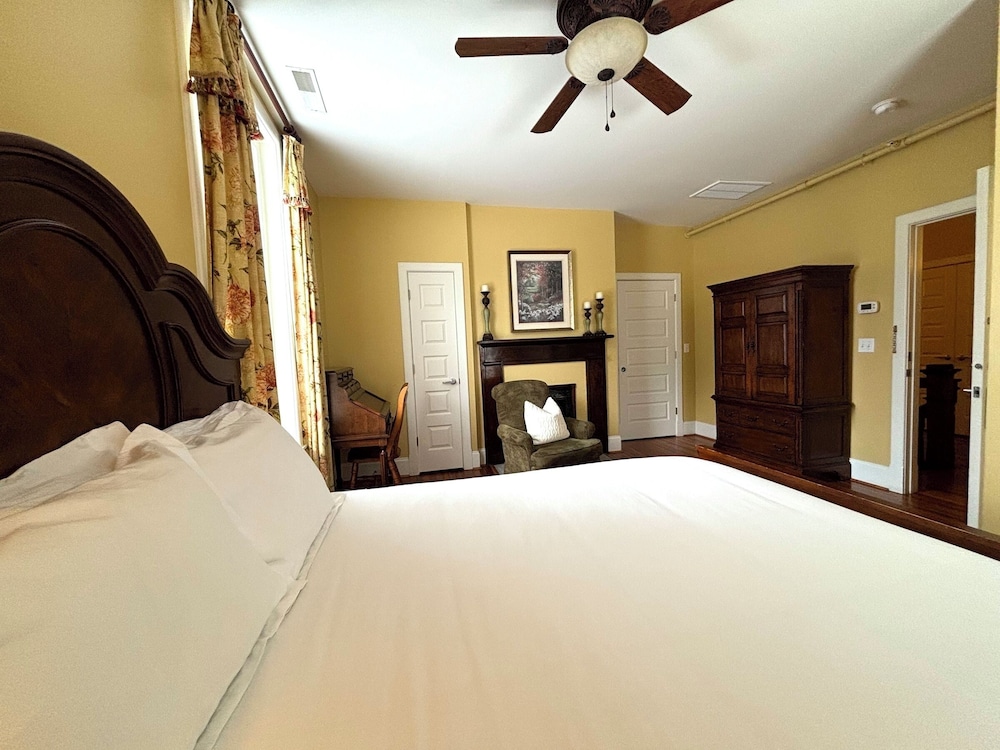 Grand Lux Inn - photo 20