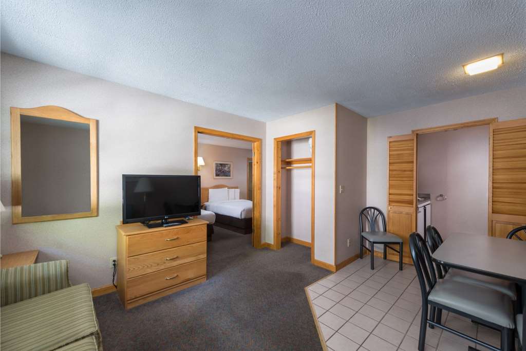 Adirondack Retreat Inn & Suites - photo 12