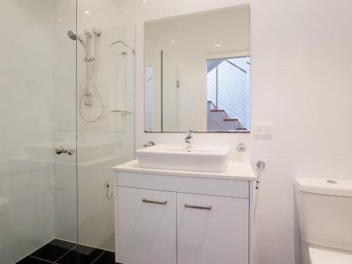 7a Judith Street stunning duplex with ducted air conditioning — Corlette — photo 4