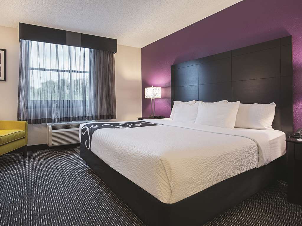 La Quinta Inn & Suites by Wyndham Plantation at SW 6th St - photo 23