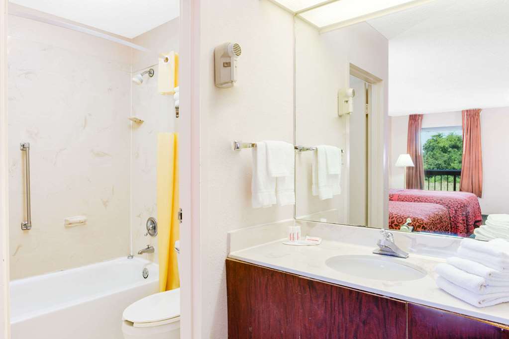 Days Inn by Wyndham Greenville MS - photo 23
