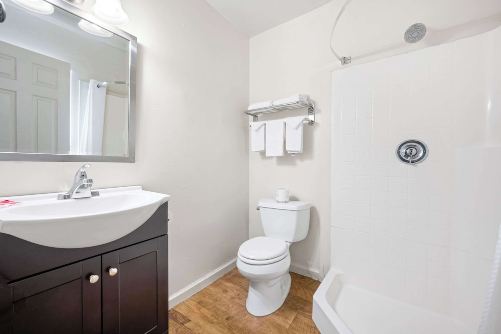 Econo Lodge Inn & Suites Heavenly Village Area - photo 18