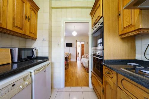 Wembley Arch View 4 Bed House Drive for 2 cars — 4-Star Luxury Hotel in London, United Kingdom