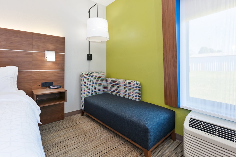 Holiday Inn Express & Suites Three Rivers by IHG - photo 16