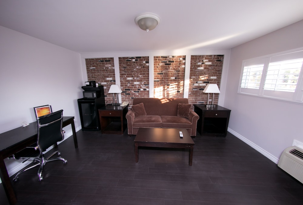 Metropolitan Inn & Suites - photo 27