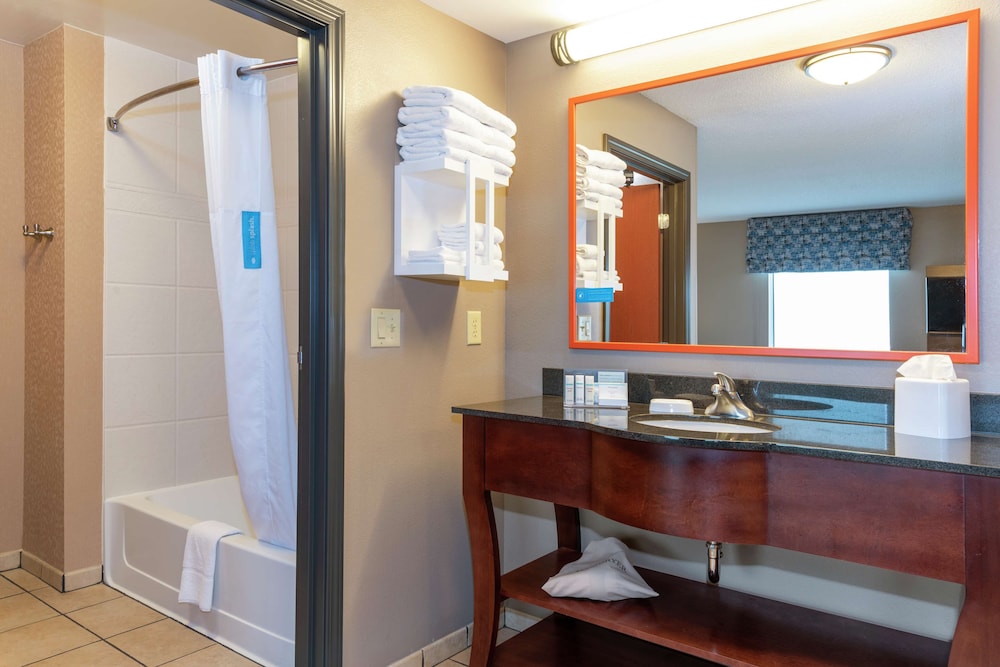 Hampton Inn & Suites Marshalltown - photo 32