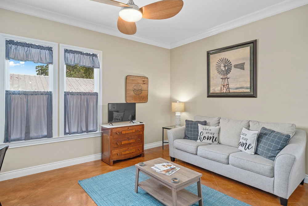 Aermotor Loft Downtown With Hot Tub in Fredericksburg, United States