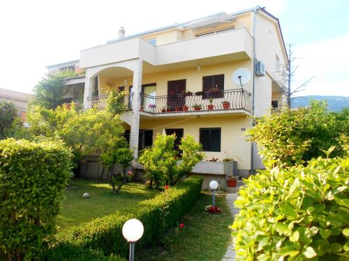 Apartments Cherry — 4-Star Luxury Hotel in Kastel Luksic, Croatia