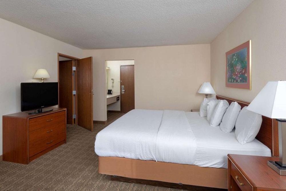 Norwood Inn & Suites by BlissPoint Post Rd Indianapolis - photo 15