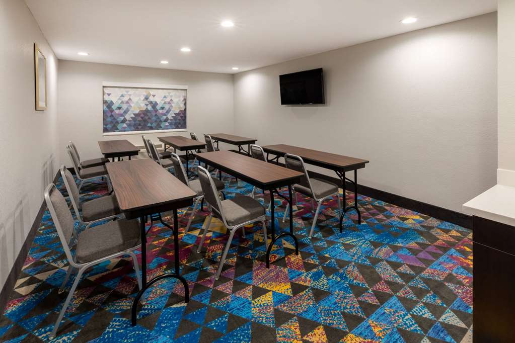 La Quinta Inn & Suites by Wyndham Houston NW Brookhollow - photo 28
