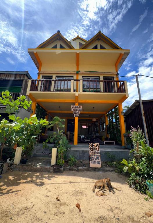 Seashell Guesthouse bar and tattoos — Sihanoukville — photo 2
