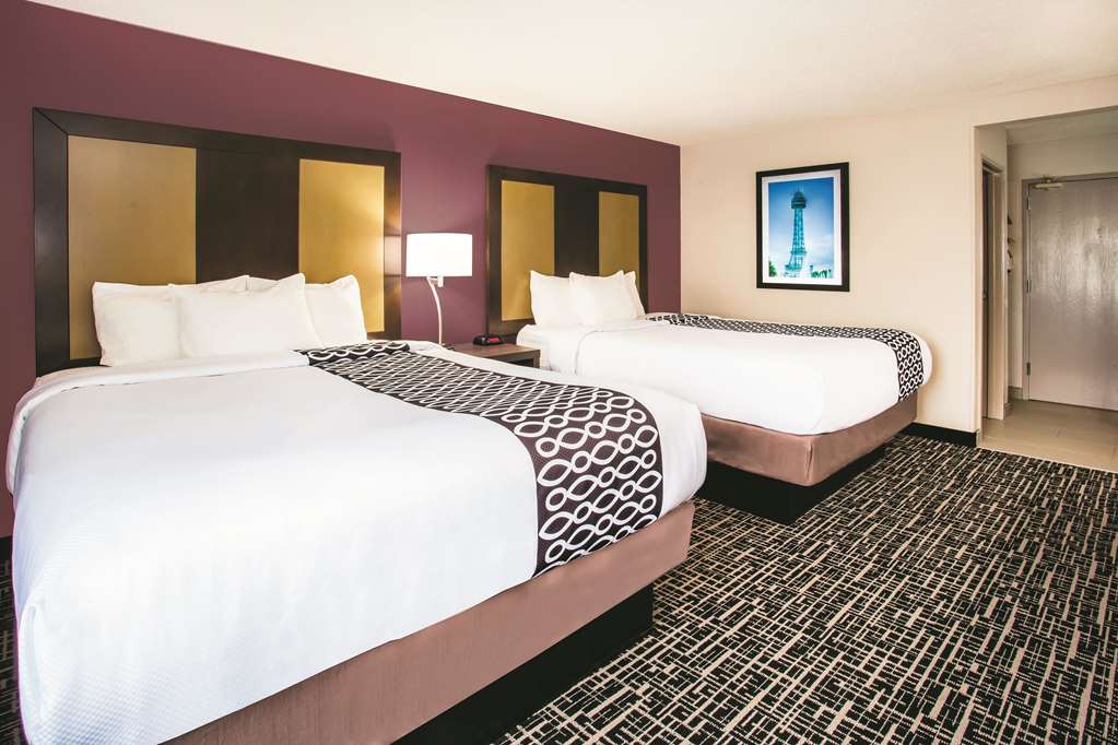 La Quinta Inn & Suites by Wyndham Cincinnati NE Mason - photo 17