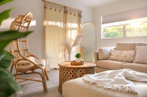 The Bohemian Heaven with jacuzzi Playgroud 2miles to downtown in Naples, United States