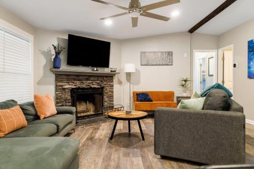 Franklin 4BR Escape BBQ Fire Pit Sleeps 15 in Franklin, United States