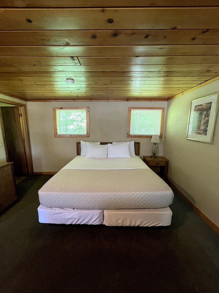 Hanging Horn Lakeside Resort - photo 16