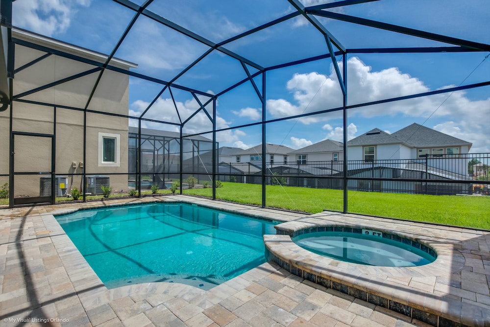 Beautiful 4 Bed With Pool & Spa - photo 9