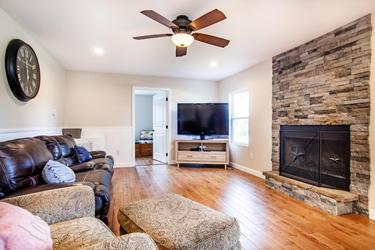 Evergreen Getaway Fire Pit and Wood Fireplace in Townsend, United States