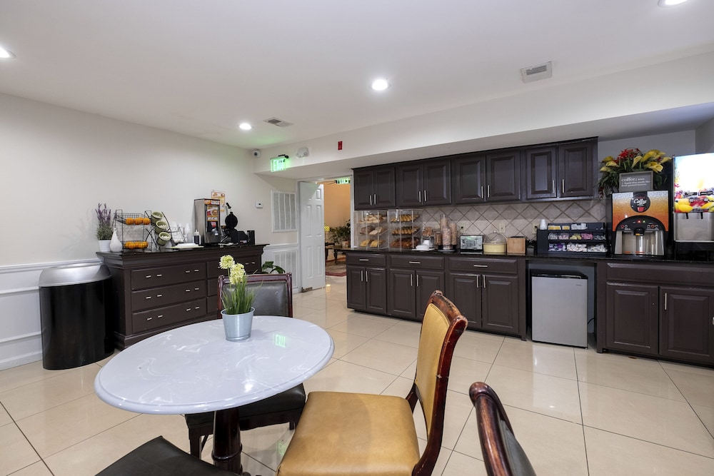 Red Roof Inn & Suites Wilson - photo 4