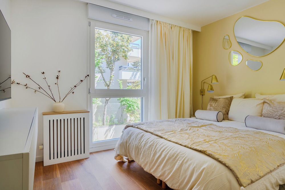 Paris West Elegant residence — 4-Star Luxury Hotel in Suresnes, France