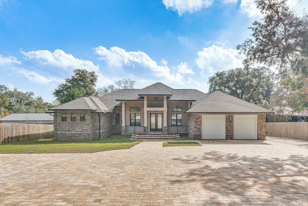 Waterfront Retreat W Outdoor Oasis In Pensacola — Pensacola