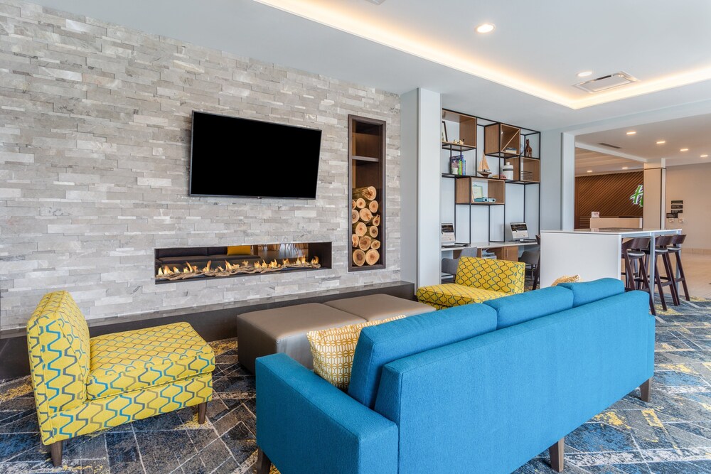 Holiday Inn & Suites Cedar Falls Waterloo Event Ctr by IHG - photo 2