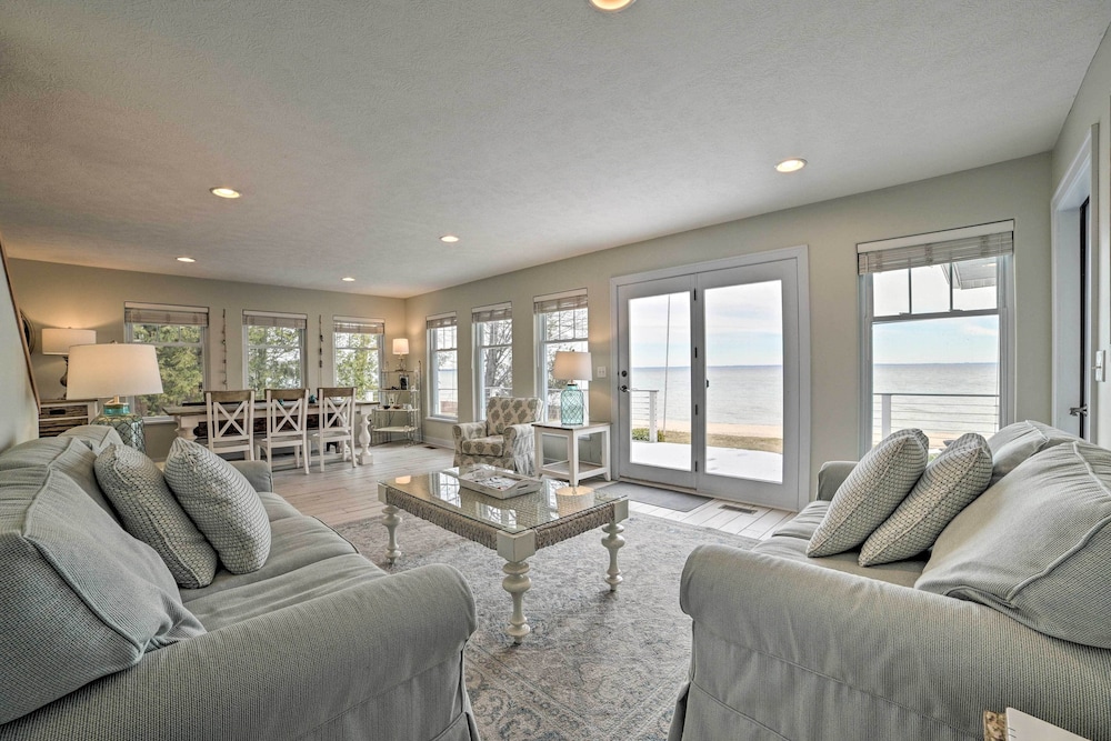 Getaway on Crystal Clear Lake Main and Guest House — 4-Star Luxury Hotel in Northport, United States
