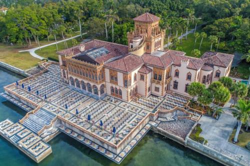 Serene Escape Cozy Home close to Beaches — 4-Star Luxury Hotel in Sarasota, United States