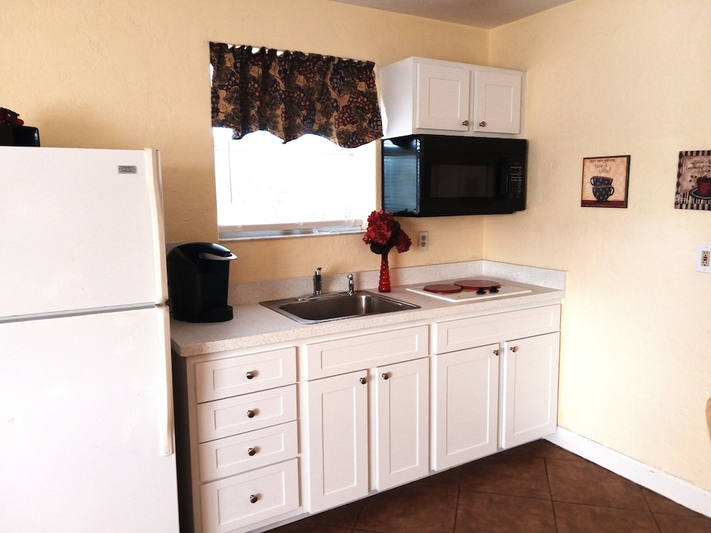 Swashbuckler Motel - photo 17