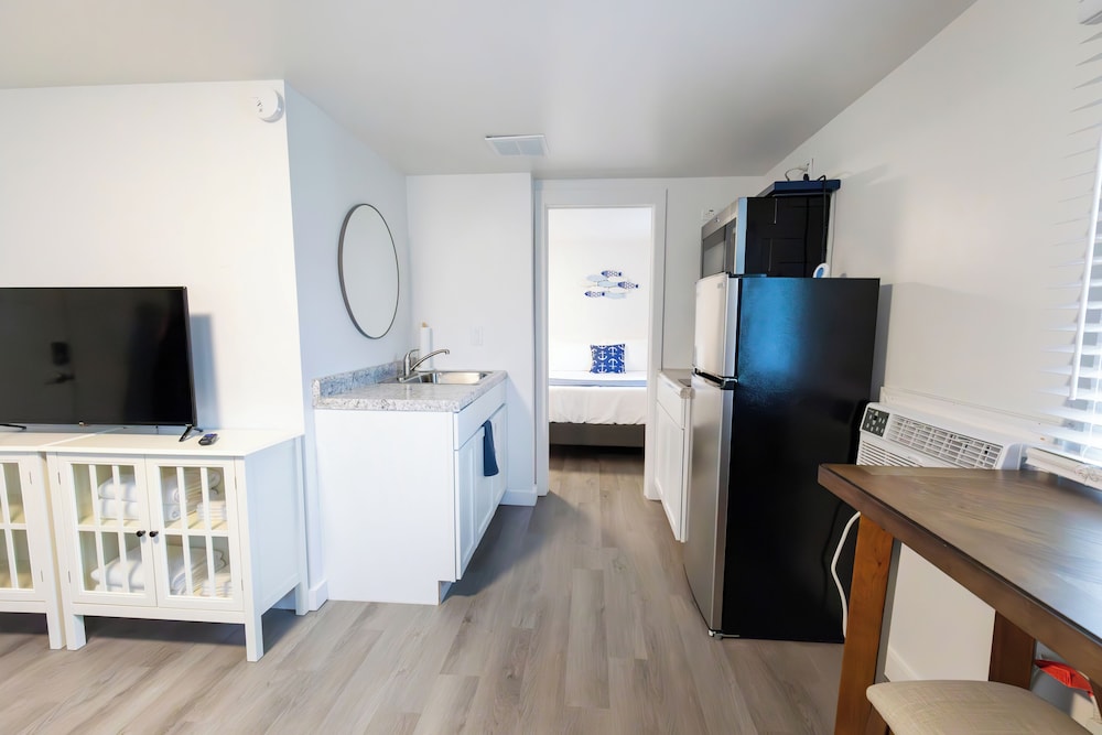Anchor Bay Inn and Suites - photo 20