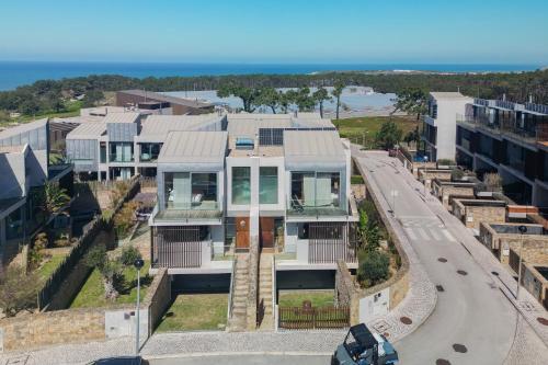 Pink House Santa Cruz — 4-Star Luxury Hotel in A Dos Cunhados, Portugal