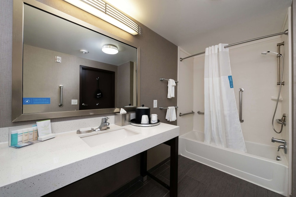 Hampton Inn & Suites Greensboro Coliseum Area - photo 43