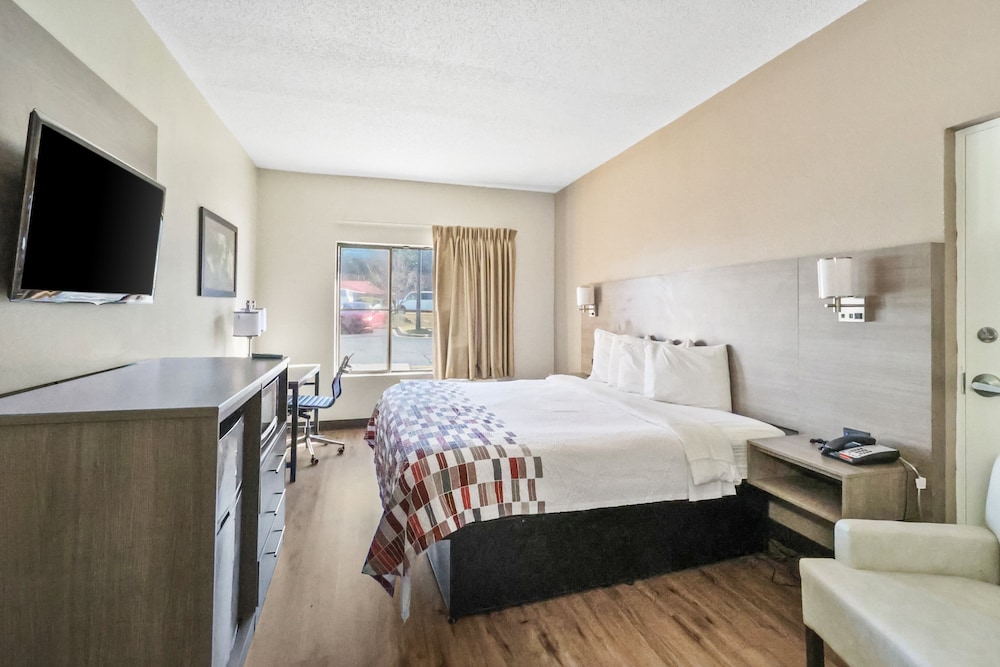 Red Roof Inn & Suites Fayetteville Fort Bragg - photo 6
