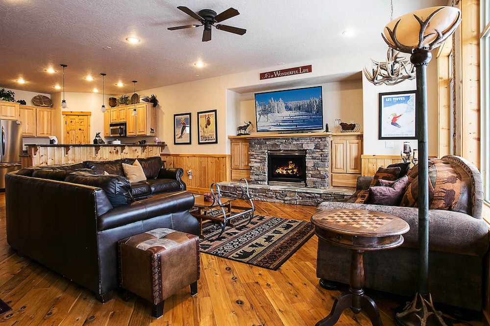 Spacious Sandpoint Chalet with Hot Tub Views — 4-Star Luxury Hotel in Sandpoint, United States