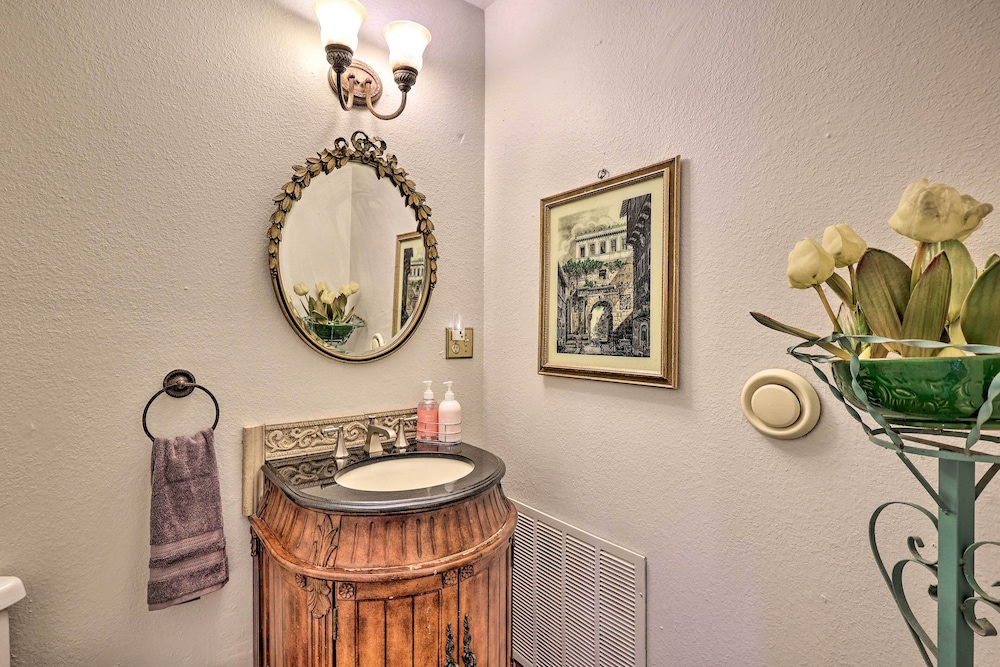 7 Mi to Lake Expansive Rogers Villa with Pond — 4-Star Luxury Hotel in Rogers, United States