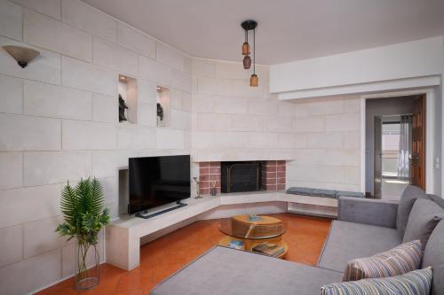 Elegant Family Apartment with Free Private Parking — 4-Star Luxury Hotel in Irakleion, Greece
