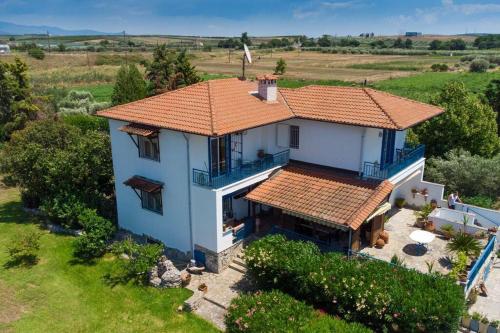Big house with a huge garden and barbecue area — 4-Star Luxury Hotel in Nea Flogita, Greece