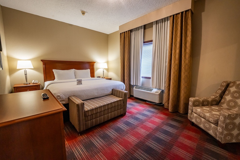 Christopher Inn and Suites - photo 12