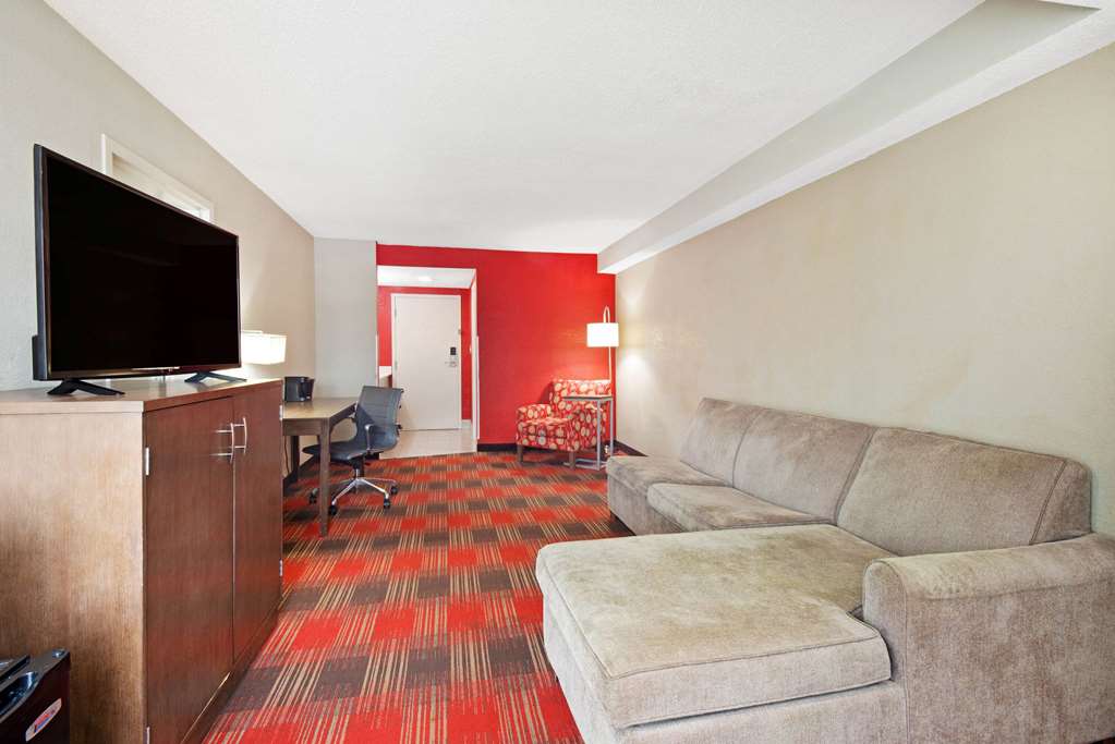 La Quinta Inn & Suites by Wyndham DC Metro Capital Beltway - photo 63