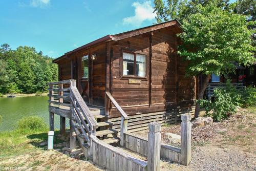 Forest Lake Camping Resort Lakefront Cabin 8 — hotel in Advance