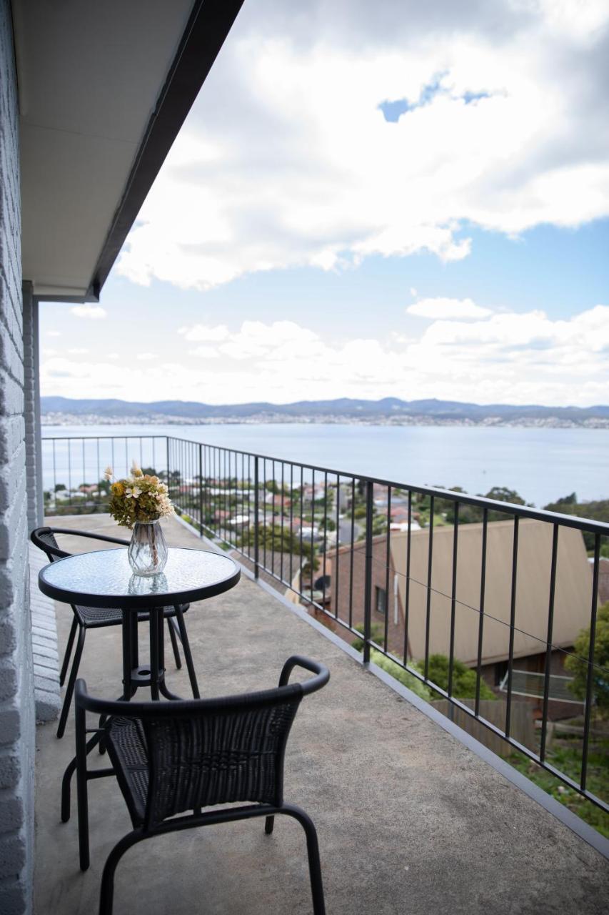 Cheerful 3 Bedrooms Home with Sea View — 4-Star Luxury Hotel in Sandy Bay, Australia